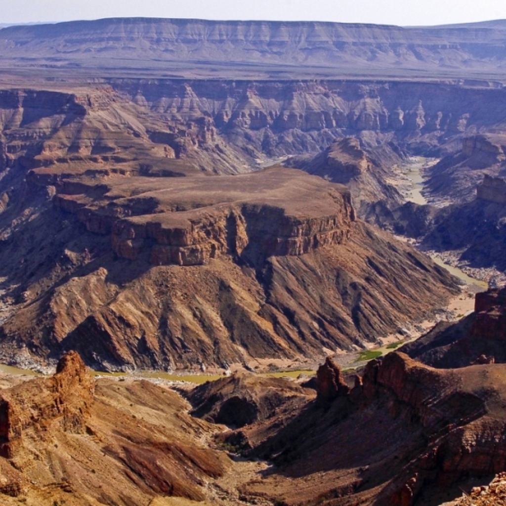 Fish River Canyon in Namibia, spektakulärer Blick in die tiefe Schlucht und die weite Felsenlandschaft